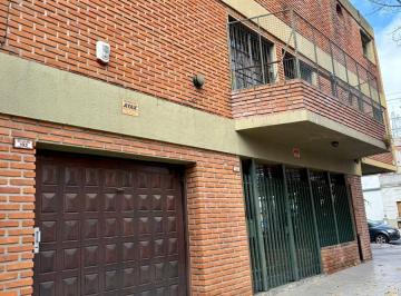 Casa · 192m² · 5 Ambientes · 1 Cochera · Triplex en El Barrio de Floresta