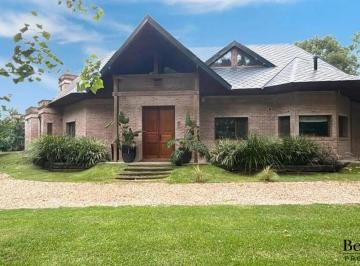 Casa · 360m² · 4 Ambientes · 5 Cocheras · Casa en Venta: Pinguinos: 6 Ambientes