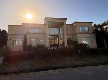 Casa de 7 ambientes, Ezeiza · En Venta Casa 7 Amb en Country con Piscina, Quincho y Jardin en Cannig