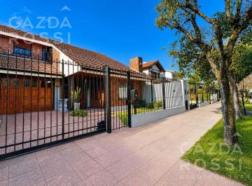 Casa · 250m² · 5 Ambientes · 3 Cocheras · Casa en Adrogue