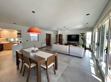Casa · 210m² · 6 Ambientes · 2 Cocheras · Casa en Venta en City Bell
