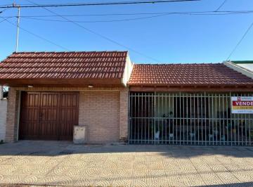 Casa · 142m² · 5 Ambientes · 1 Cochera · Casa en Venta - Barrio Santa Elena