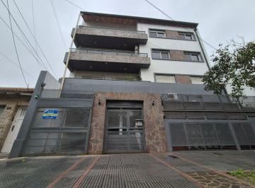 Departamento · 43m² · 2 Ambientes · 1 Cochera · Excelente Departamento 2 Ambientes con Doble Altura y Cochera en Centro de Banfield Este.