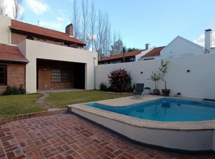 Casa · 208m² · 8 Ambientes · 1 Cochera