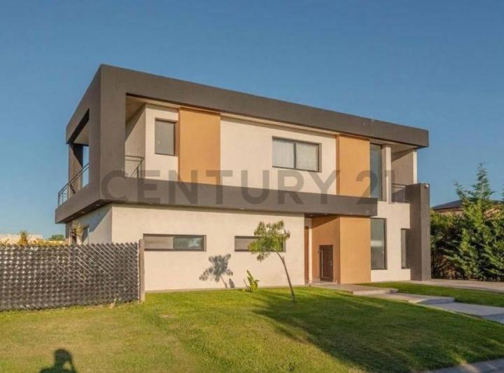 Casa · 299m² · 5 Ambientes · 1 Cochera