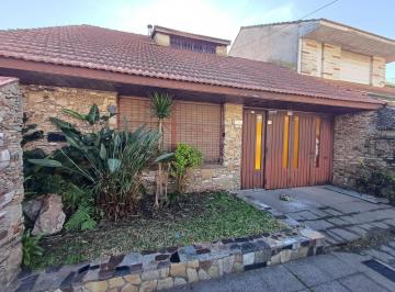 Casa · 200m² · 4 Ambientes · 2 Cocheras · Casa 4 Ambientes con Amplio Lote y Galpón en Barrio Parque Bernal