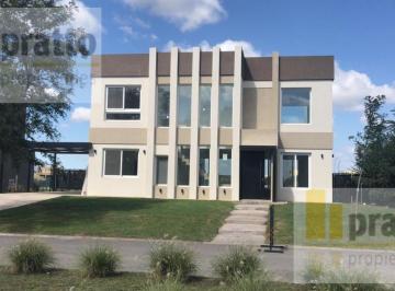 Casa · 243m² · 5 Ambientes · 2 Cocheras · Casa en Venta de 4 Dorm. en El Cantón Norte