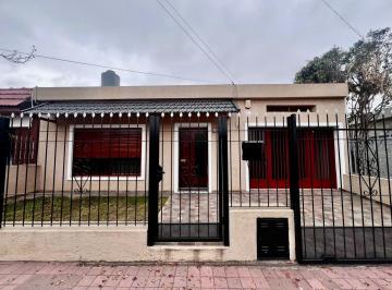 Casa · 122m² · 4 Ambientes · 2 Cocheras · Venta Casa Reciclada 2 Dorm. Exc Ubicacion