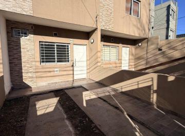 Casa de 3 ambientes, Morón · Casa de 90 m² con 2 Dorm. en Alquiler en Castelar y Entrada Para Auto