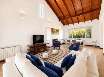 Casa · 308m² · 5 Ambientes · Casa en San Marino - Funes Hills