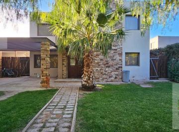 Casa · 206m² · 4 Dormitorios · 2 Cocheras · Casa en B° Terruñoz de Araoz Ii - Maipú