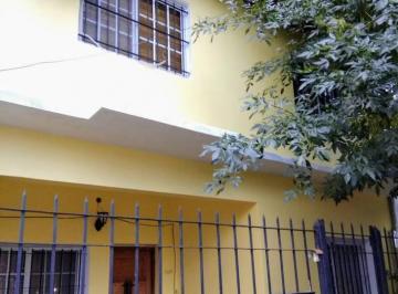 Casa · 140m² · 3 Ambientes · 1 Cochera · Casa Dos Familias en Dos Plantas, 5 Ambientes, Garaje Pasante, con Fondo Libre. 340 m²
