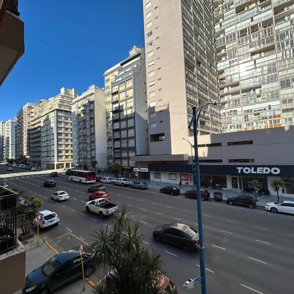 Piso 4 amb, 100m² con doble balcón — Macrocentro