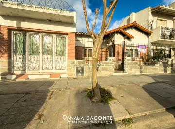 Casa · 114m² · 3 Ambientes · 1 Cochera · Chalet Clasico de 3 Amb con Garage, Patio y Quincho. Francia Al 1200