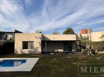 Casa · 133m² · 5 Ambientes · Casa en Alquiler Anual en Los Olivares