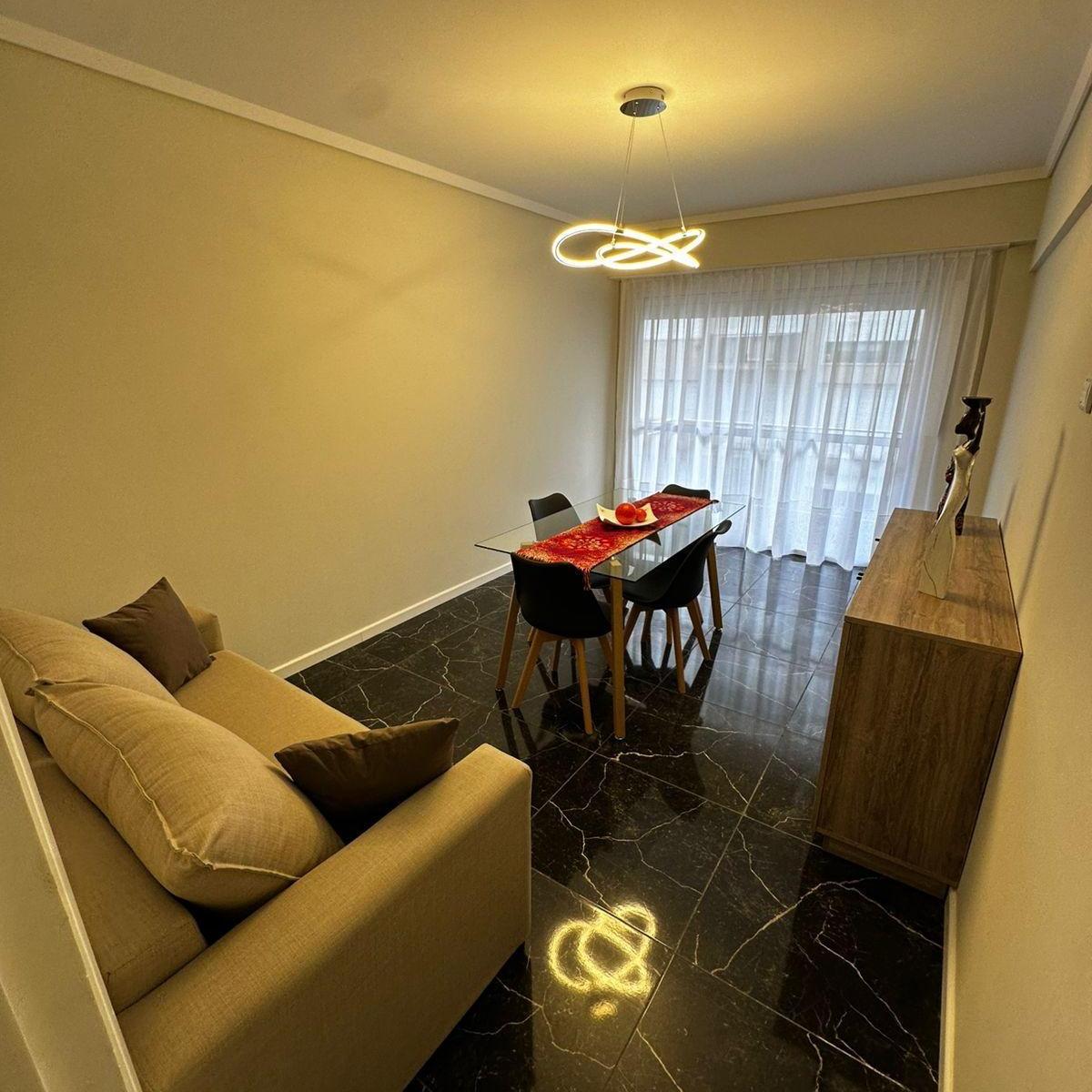 2 ambientes A la calle. Living comedor a la calle con blcon saliente. Cocina separada. Lavarropas. 1 dormitorio con placard. baño con ducha. Reciclado y amoblado.