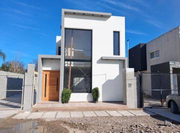 Casa de 3 ambientes, San Vicente · Alquiler Anual Casa en San Vicente + Piscina