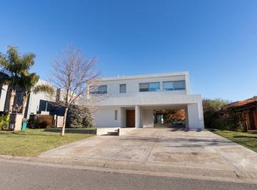 Casa · 265m² · 6 Ambientes · 6 Cocheras · Casa en Venta, 5 Dorm., en San Marco, Villanueva, Tigre