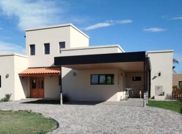 Casa · 162m² · 5 Ambientes · 2 Cocheras · Venta Casa 5 Ambientes con Piscina en Barrio Cerrado Los Juncos - Luján