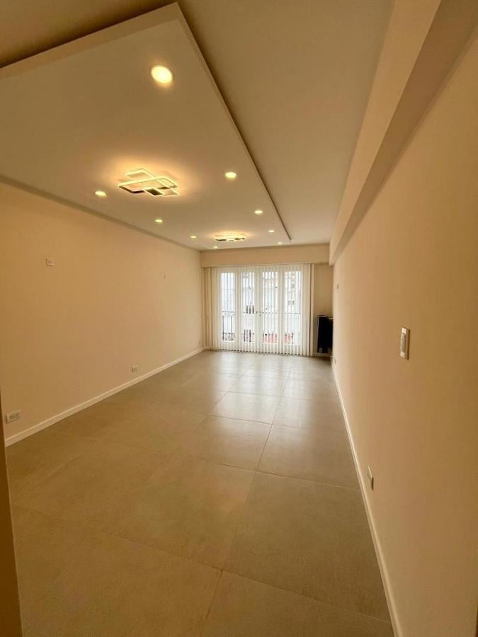 Excelente departamento de 3 ambientes con dependencia de servicio y balcón
