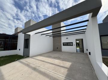Casa · 100m² · 3 Ambientes · 2 Cocheras · Casa 2 Dorm. y Escritorio - Docta - Frente a Plaza