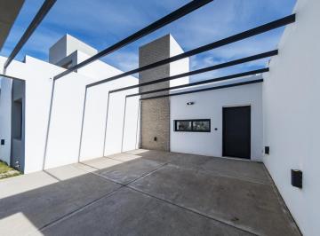 Casa · 100m² · 3 Ambientes · 2 Cocheras · Casa 2 Dorm. y Escritorio - Docta - Frente a Plaza