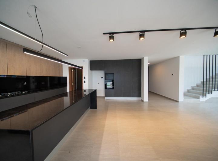 Casa · 240m² · 7 Ambientes · 2 Cocheras