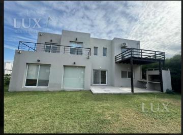 Casa · 200m² · 5 Ambientes · 1 Cochera · Casa en San Matias Belen de Escobar