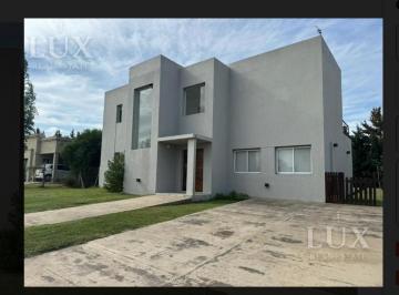 Casa · 200m² · 5 Ambientes · 1 Cochera · Casa en San Matias Belen de Escobar