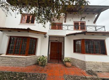 Casa · 255m² · 3 Dormitorios · 2 Cocheras · Casa de 3 Dorm. y 3 Baños - La Mejor Zona de Arguello