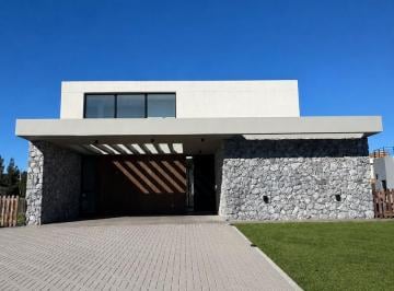 Casa · 235m² · 5 Ambientes · 2 Cocheras · Casa a Estrenar en La Providencia