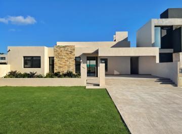 Casa · 135m² · 4 Ambientes · 2 Cocheras · Venta - Casa Funes 3 Dorm.