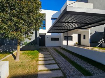 Casa · 100m² · 5 Ambientes · 1 Cochera · PH en Housing de Miradores - Manantiales I