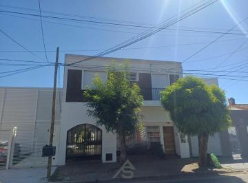 Casa · 212m² · 4 Ambientes · 1 Cochera · Venta de Casa Multifamiliar - Casa + Dpto + Consultorio