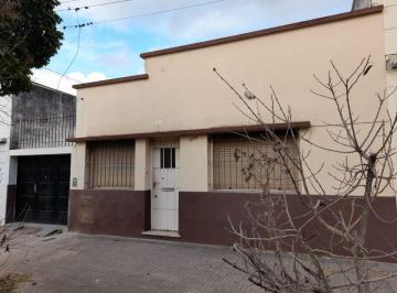Casa de 3 ambientes, La Plata · Casa 47 y 20, 2 Dorm., Placares, Living Comedor, Cocina, Baño, Patio, Cochera.