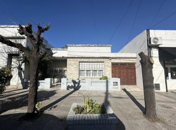 Casa · 129m² · 4 Ambientes · 1 Cochera · Casa en Venta de 2 Dorm.. Patio con Parrilla y Terraza. Cochera. Centro Campana