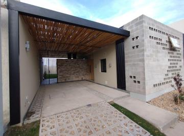 Casa · 124m² · 3 Ambientes · 1 Cochera · Exclusiva Casa de Categoría en Alquiler