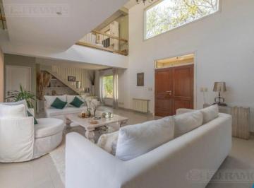 Casa · 248m² · 5 Ambientes · 3 Cocheras · Venta Casa El Portillo, suite en Pb + 3 Dor. Pilar