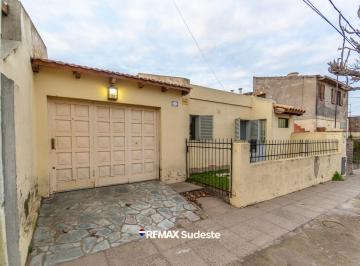 Casa · 205m² · 5 Ambientes · 1 Cochera · Venta Casa Cuatro Dorm., Apta Credito