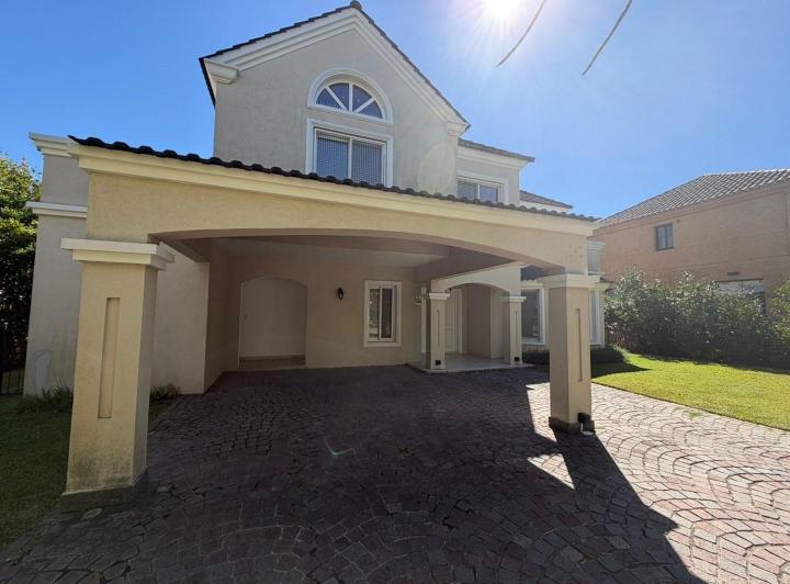 Casa · 250m² · 4 Ambientes · 1 Cochera