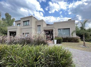 Casa · 333m² · 4 Dormitorios · 2 Cocheras · Casa en Venta 6 Ambientes en Campos de Álvarez