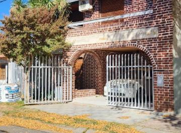 Casa de 8 ambientes, Neuquén · Alquilo - Vendo
