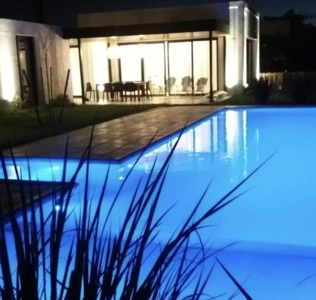Casa moderna 4 amb, 170m² en barrio cerrado con pileta y cochera para 3 autos