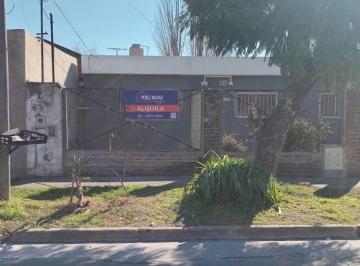 Casa de 4 ambientes, Esteban Echeverría · Casa en Alquiler con Parque y Entrada de Auto en Monte Grande