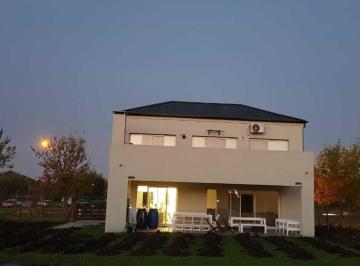 Casa · 200m² · 5 Ambientes · 2 Cocheras · Casa en Alquiler en Los Jazmines, Pilar del Este, Pilar