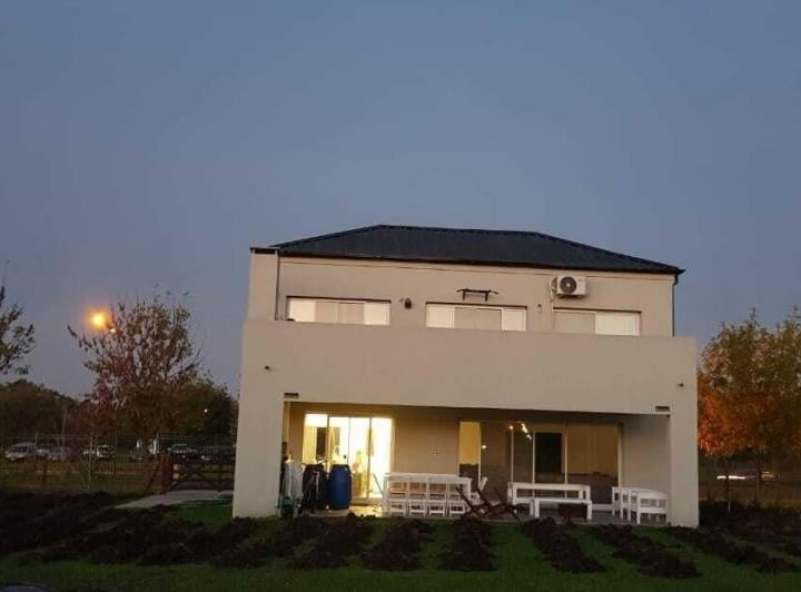 Casa · 200m² · 5 Ambientes · 2 Cocheras