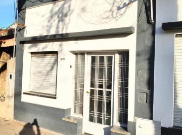 Casa · 90m² · 2 Dormitorios · Alquiler - Casa - Montevideo 6093 - 2 Dorm. - Belgrano - Rosariof