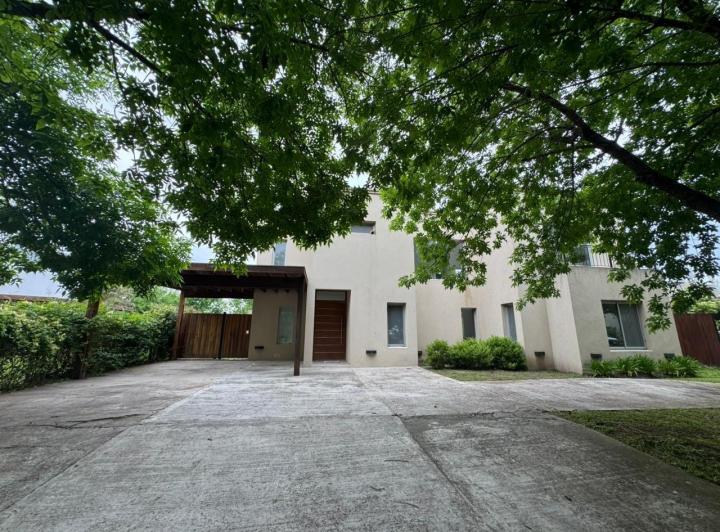 Casa · 270m² · 4 Ambientes · 1 Cochera