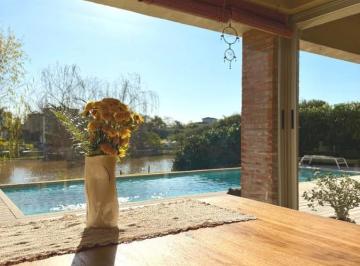 Casa · 262m² · 5 Dormitorios · 6 Cocheras · Casa Al Rio Barrio San Marco