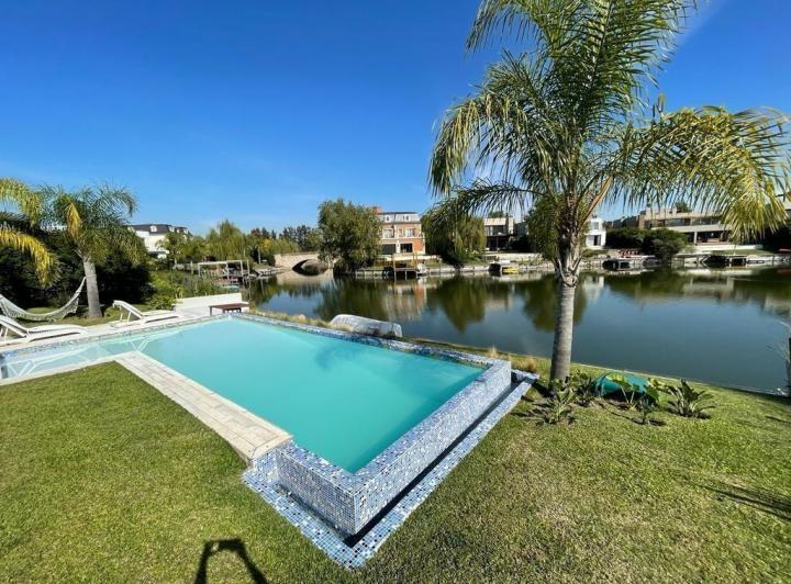 Casa · 345m² · 6 Ambientes · 2 Cocheras